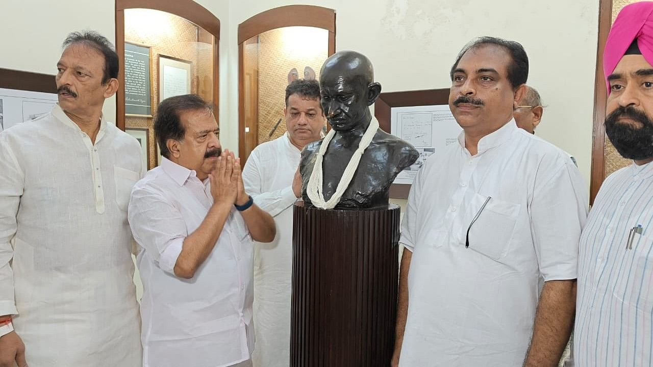 <div class="paragraphs"><p>Ramesh Chennithala pays homage to Mahatma Gandhi at Mani Bhawan in Maharashtra.&nbsp;</p></div>