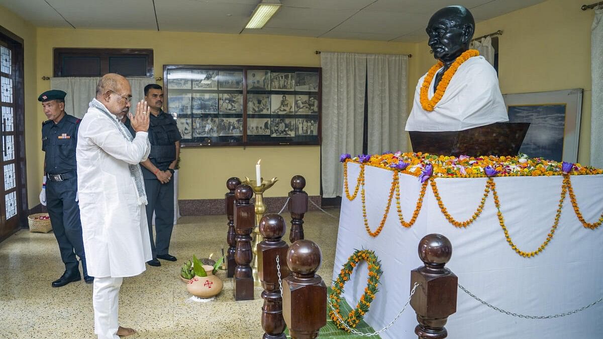 <div class="paragraphs"><p>Manipur Chief Minister N. Biren Singh pays homage to Mahatma Gandhi on his birth anniversary, at Gandhi Memorial Complex in Itanagar.</p></div>