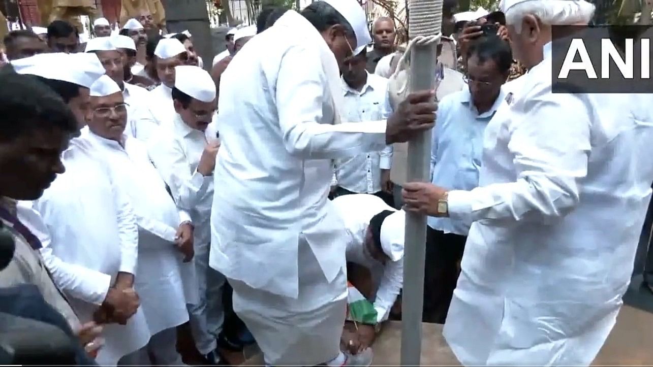 <div class="paragraphs"><p>Screengrab from video showing Congress worker removing Karnataka CM's shoes.</p></div>