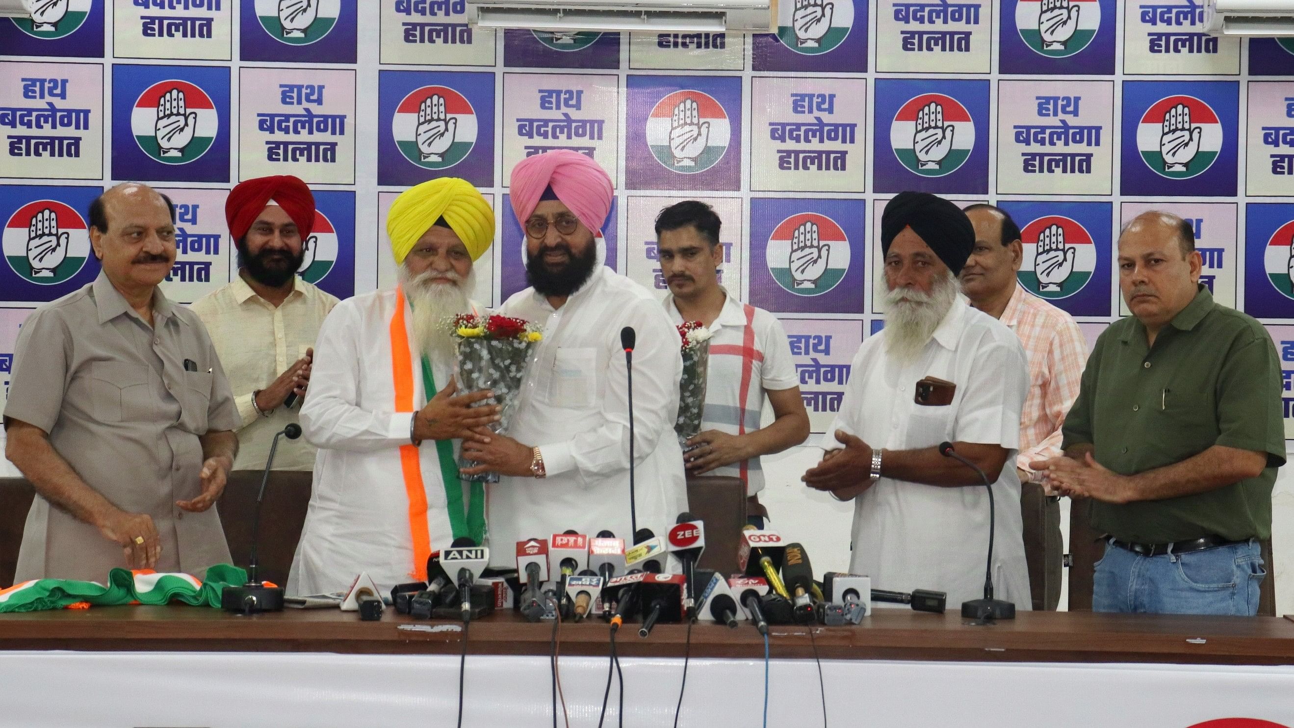 <div class="paragraphs"><p>AAP candidate from Nilokheri, Haryana, Amar Singh (third from left) joins the Indian National Congress. <br></p></div>