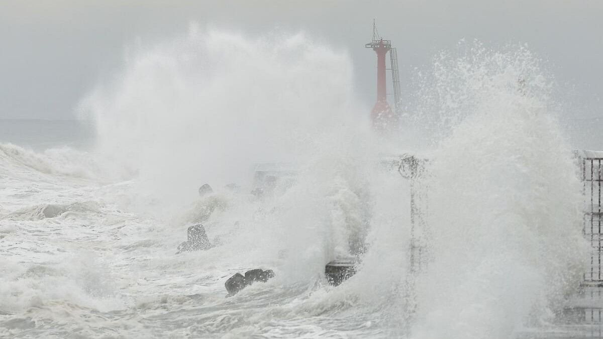 <div class="paragraphs"><p>Waves splash as Typhoon Krathon approaches, in Kaohsiung, Taiwan October 1, 2024.</p></div>