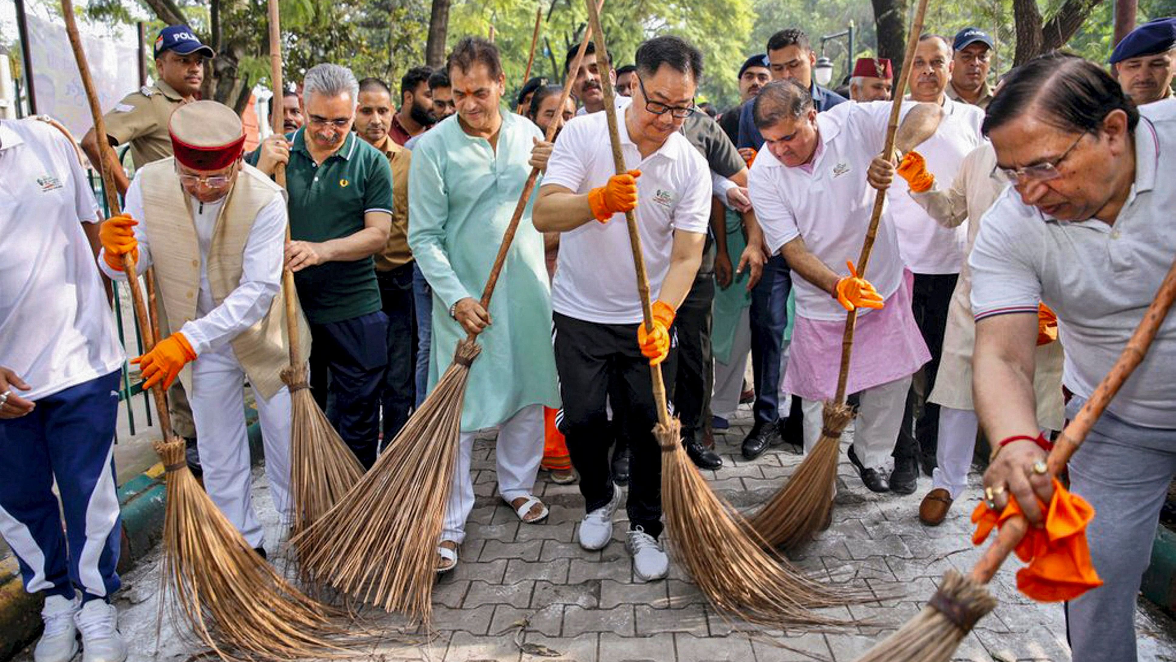 <div class="paragraphs"><p> Union Minister Kiren Rijiju participates in a cleanliness drive on the occasion of Gandhi Jayanti, in Dehradun.</p></div>