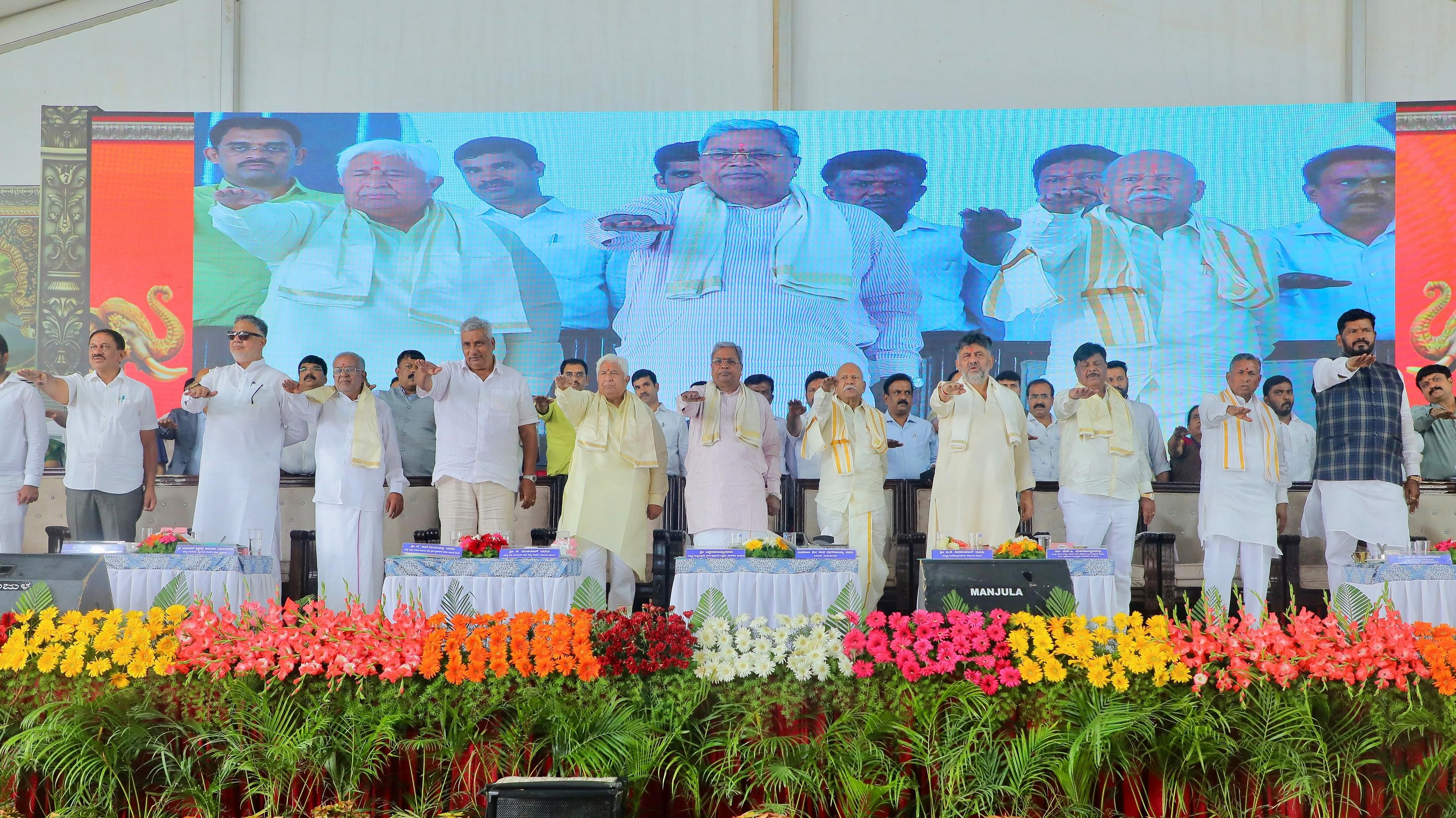 <div class="paragraphs"><p>Karnataka Chief Minister Siddaramaiah, Deputy Chief Minister D K Shivakumar, Ministers H C Mahadevappa, H K Patil and Shivaraj Tangadagi read out the Preamble of the Constitution, during the inauguration of Mysuru Dasara, atop the Chamundi Hill, on Thursday, October 3, 2024.</p></div>