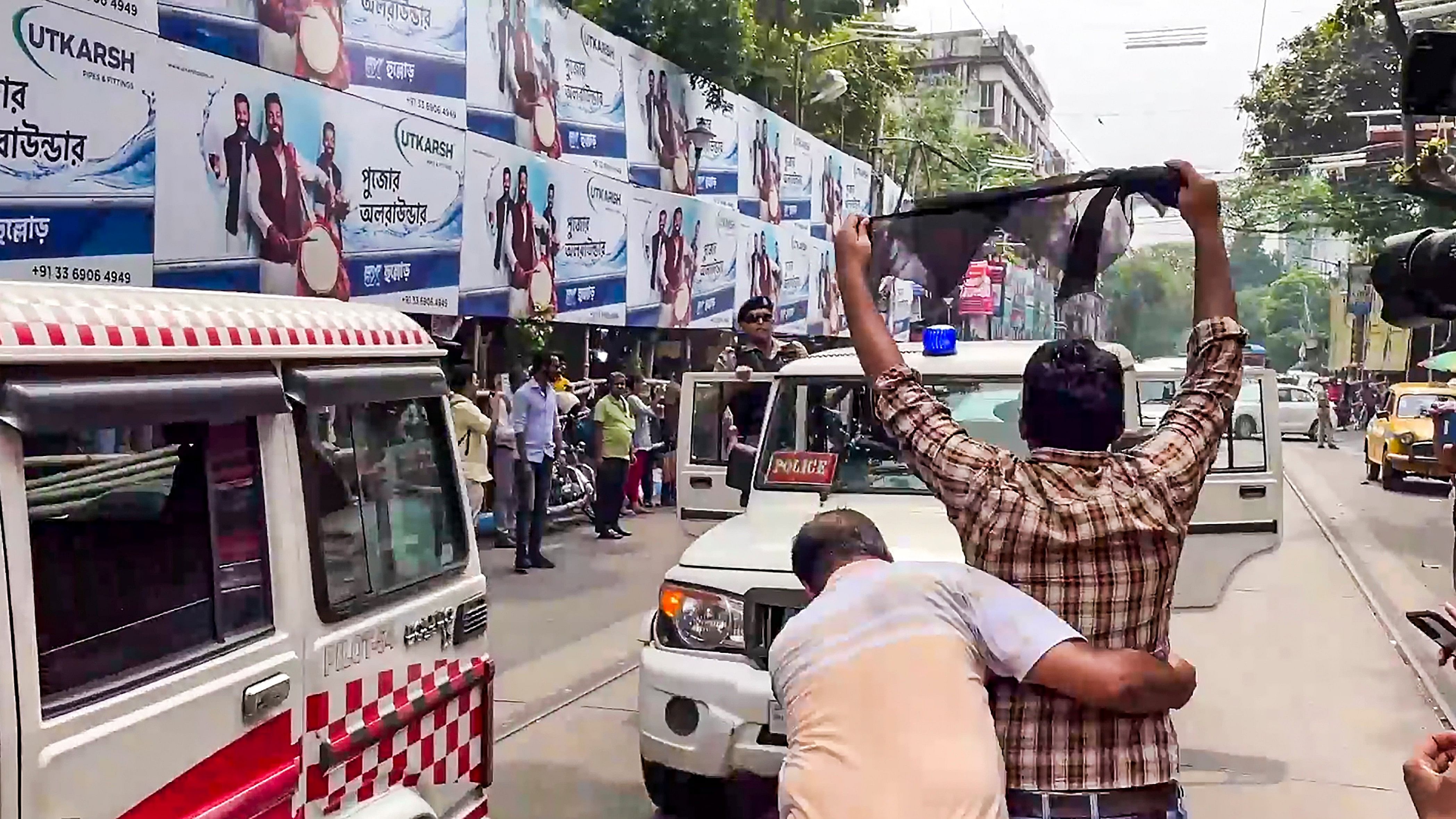 <div class="paragraphs"><p>Kolkata: Trinamool Chhatra Parishad students show black flags to Governor CV Ananda Bose in Kolkata. </p></div>