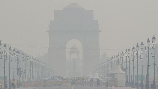 <div class="paragraphs"><p> A thick layer of smog engulfs the India Gate, in New Delhi</p></div>