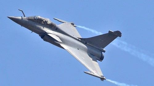 <div class="paragraphs"><p>Rafale aircraft flies at the inauguration programme of Aero India 2015 at Yelahanka Airbase in Bengaluru.&nbsp;</p></div>