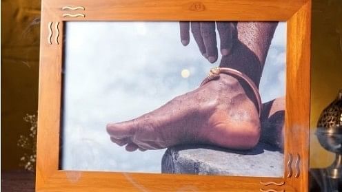 <div class="paragraphs"><p>A photo frame with Sadhguru's feet.</p></div>