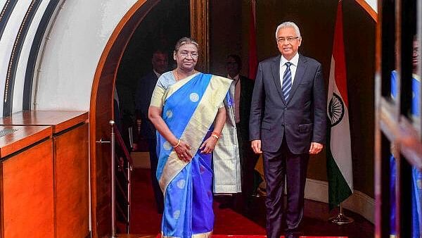 <div class="paragraphs"><p>President Murmu with Prime Minister of Mauritius Pravind Kumar Jugnauth.</p></div>