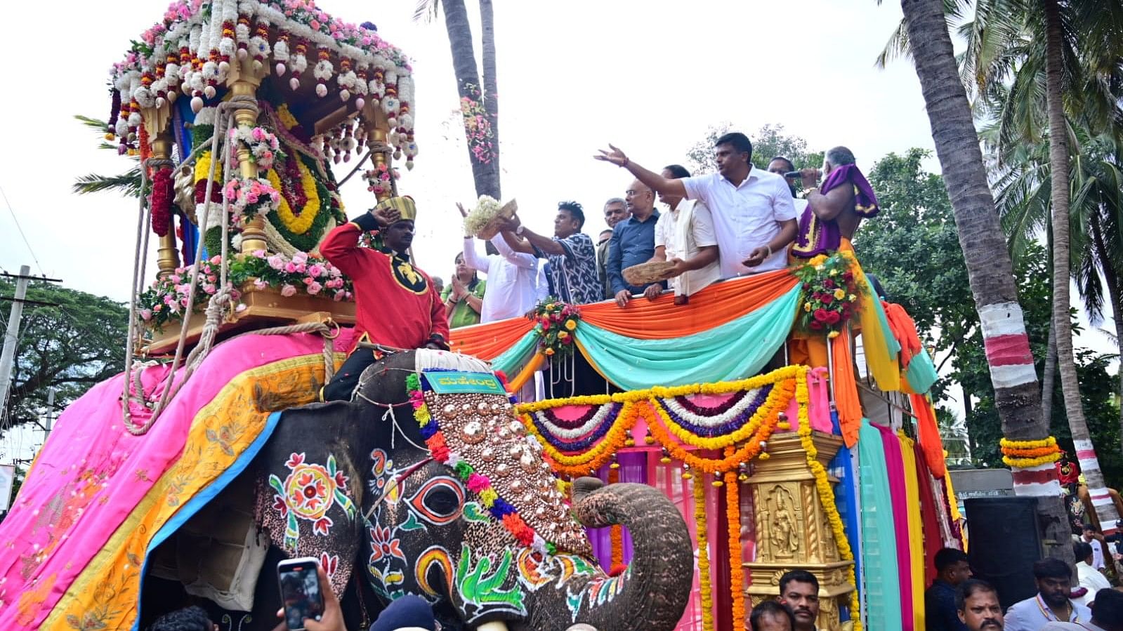 <div class="paragraphs"><p>Sandalwood actor Shivarajkumar inaugurated the Srirangapatna Dasara.&nbsp;</p></div>