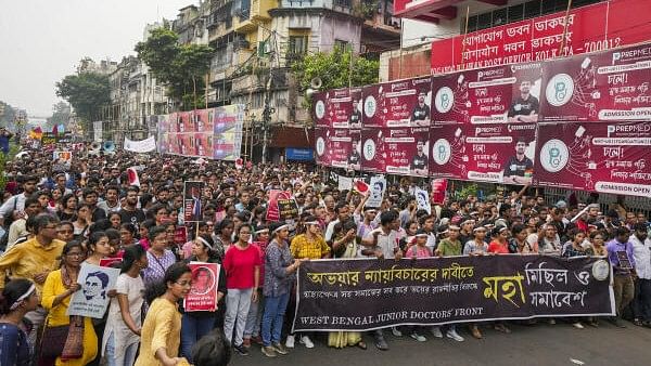 <div class="paragraphs"><p>Members of Bengal Junior Doctors' Front and others take part in a mega rally on 'Mahalaya' to demand justice for the alleged sexual assault and murder of a trainee doctor at RG Kar Medical College and Hospital, in Kolkata, Wednesday, Oct 2, 2024. </p></div>