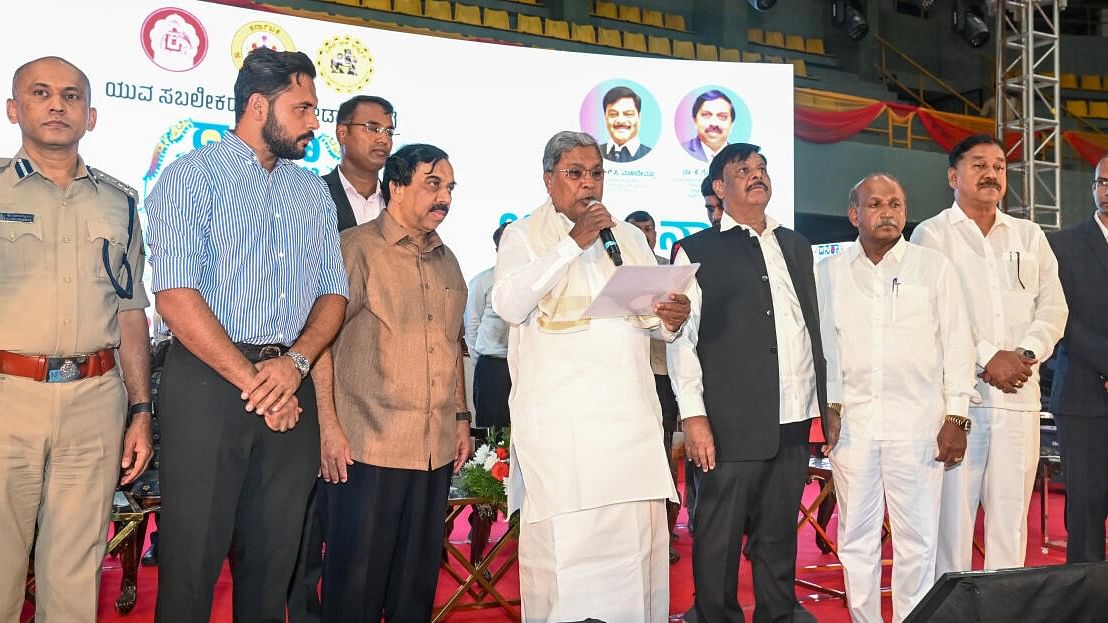 <div class="paragraphs"><p>Karnataka CM Siddaramaiah(C) speaking at a Dasara event in Mysuru.</p></div>