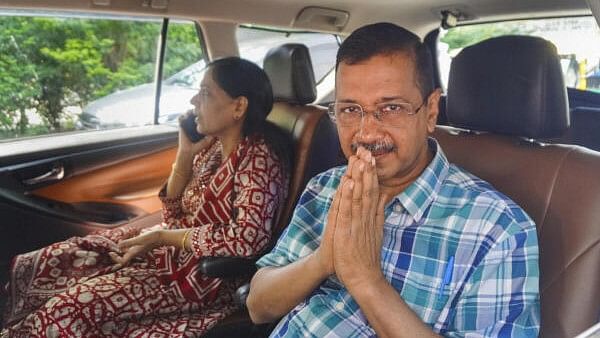 <div class="paragraphs"><p> Former Delhi chief minister Arvind Kejriwal and wife Sunita Kejriwal leave after vacating the official residence at Civil Lines area, in New Delhi.</p></div>