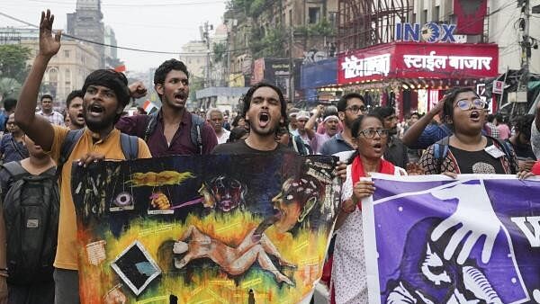 <div class="paragraphs"><p>Members of Bengal Junior Doctors' Front and others take part in a mega rally on 'Mahalaya' to demand justice for the alleged sexual assault and murder of a trainee doctor at RG Kar Medical College and Hospital, in Kolkata, Wednesday, Oct 2, 2024.</p></div>