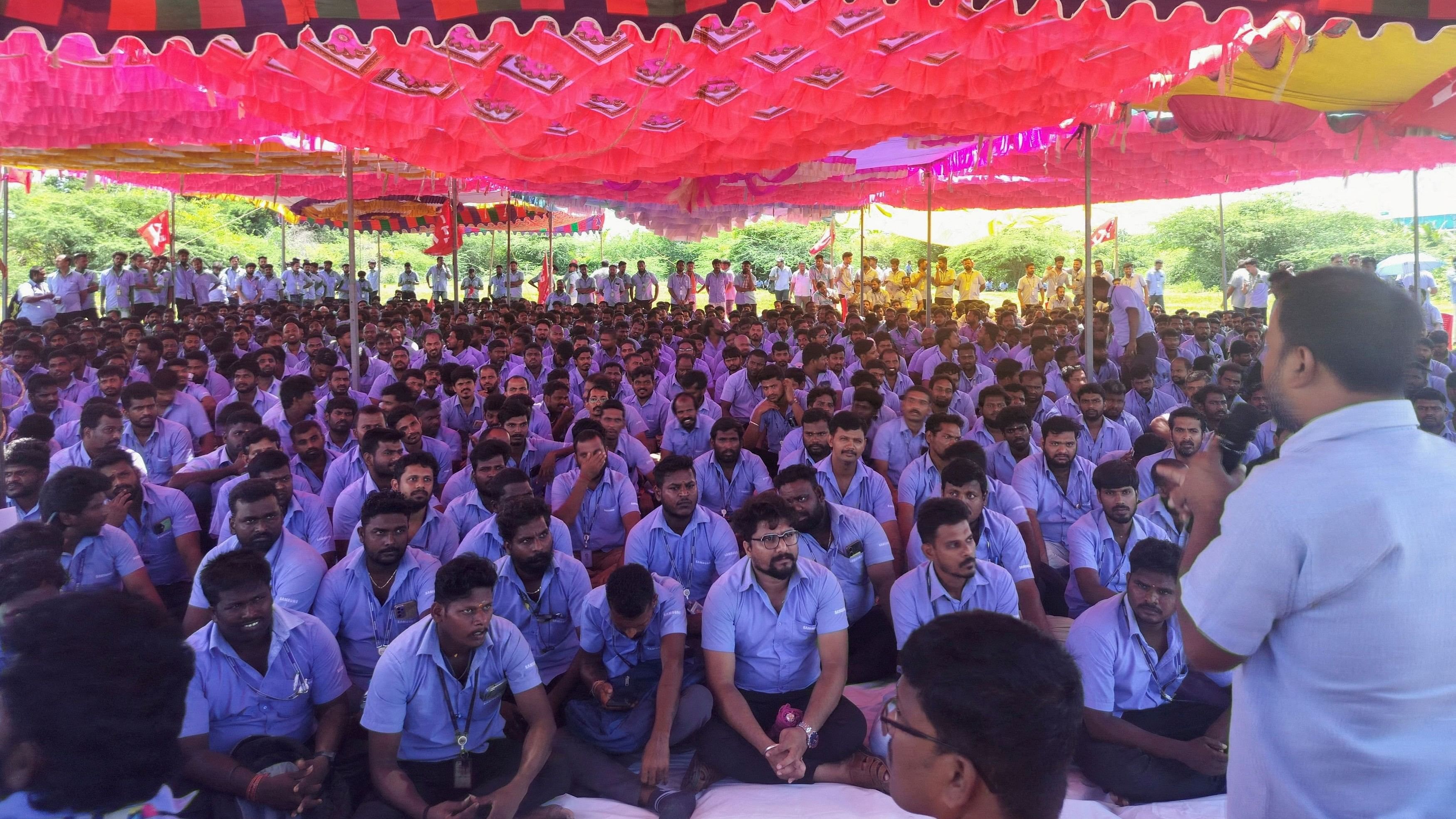 <div class="paragraphs"><p>Workers of a Samsung facility listen to a speaker during a strike to demand higher wages at its Sriperumbudur plant near the city of Chennai.</p></div>