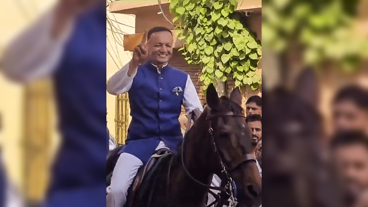 <div class="paragraphs"><p>BJP leader Naveen Jindal arrives at a polling station riding a horse to cast his vote for Haryana Assembly polls, in Kurukshetra.</p></div>