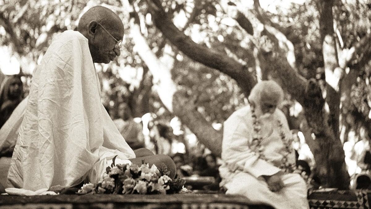 <div class="paragraphs"><p>Mahatma Gandhi with Rabindranath Tagore, at Shantiniketan, February 1940.</p></div>