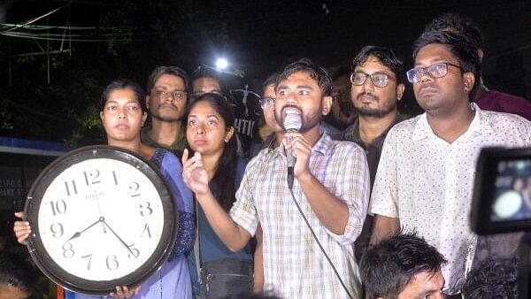 <div class="paragraphs"><p>Agitating junior doctors demanding justice for the RG Kar medic show a watch while announcing to launch a hunger strike till death if their demands were not met by the West Bengal government within 24 hours, in Kolkata, Friday, Oct 4.</p></div>