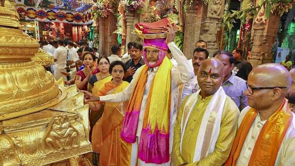 <div class="paragraphs"><p>Andhra Pradesh Chief Minister N Chandrababu Naidu presents silk clothes to Lord Venkateswara on behalf of the state government during Srivari Brahmotsavam at Tirumala temple, in Tirupati district.&nbsp;</p></div>