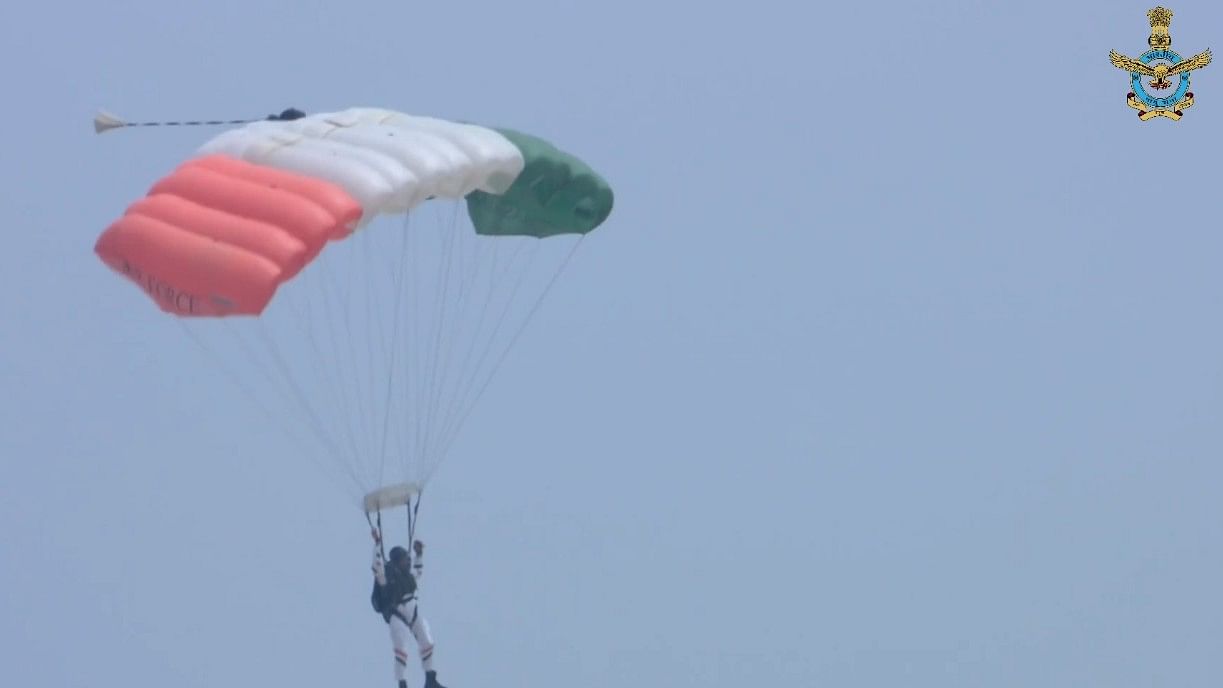 <div class="paragraphs"><p>Para jump instructors making an accurate landing on the target area and the commandos slithering in to reach the target area held the spectators spellbound.</p></div>