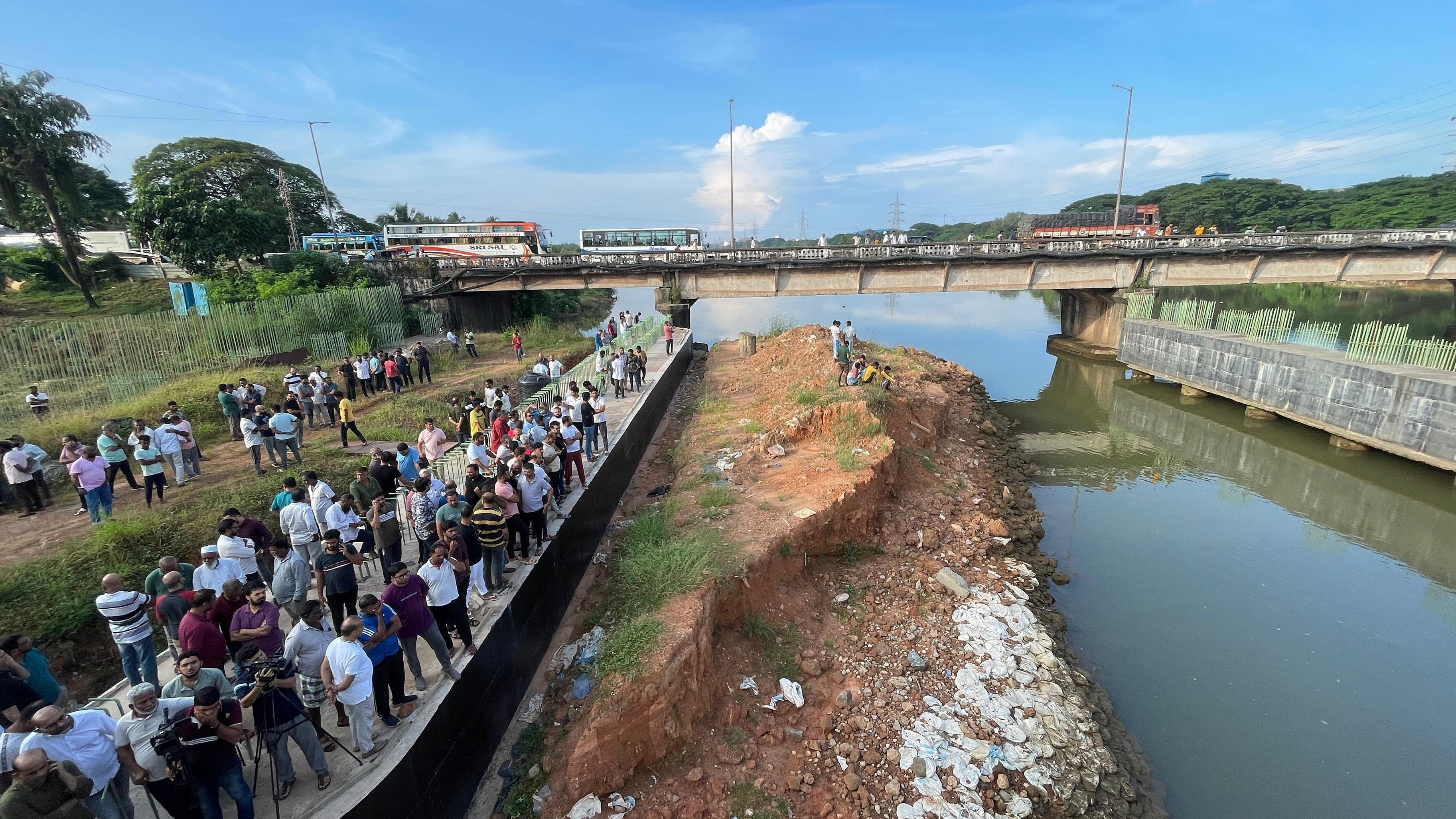 <div class="paragraphs"><p>People gathered at Kuloor bridge. </p></div>