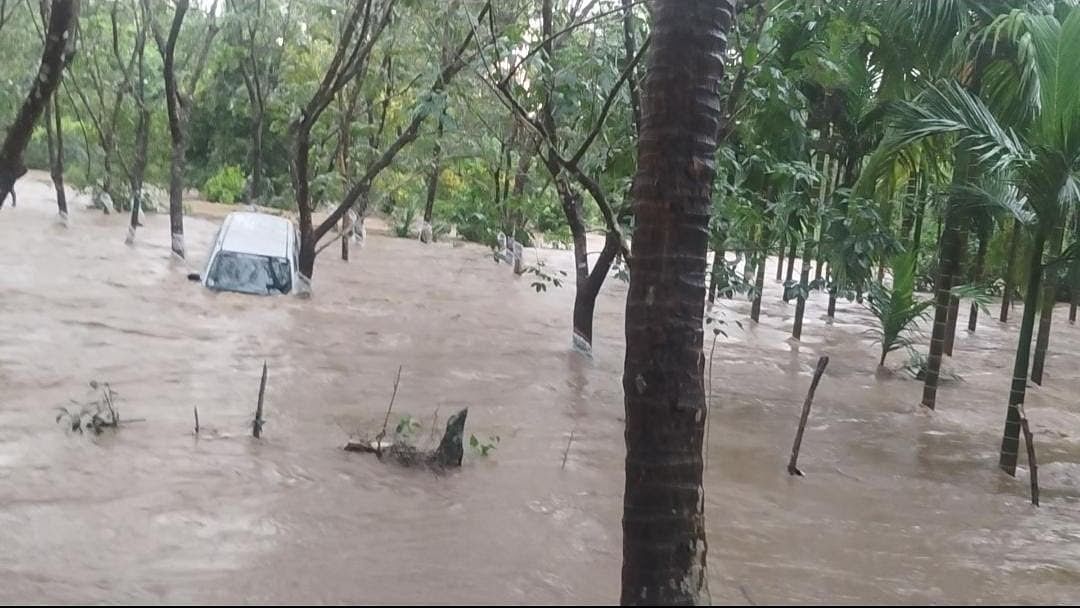 <div class="paragraphs"><p>A car was washed away in a flash flood at Mudradi in Hebri.</p></div>