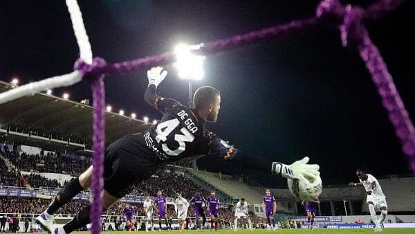 <div class="paragraphs"><p>AC Milan's Tammy Abraham misses a penalty saved by Fiorentina's David de Gea</p></div>