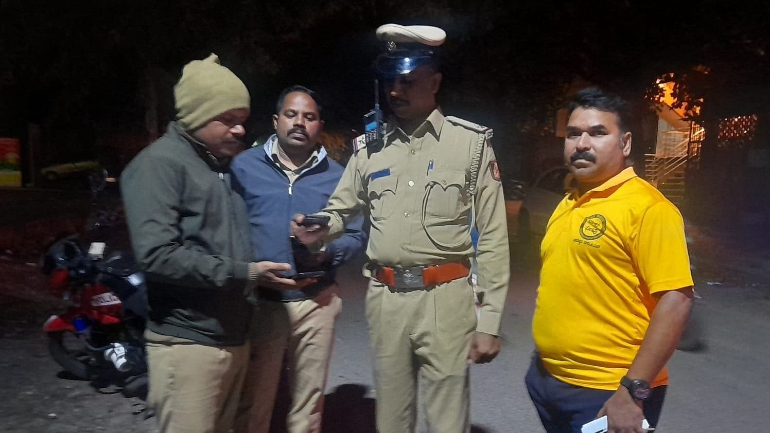 <div class="paragraphs"><p>A volunteer under ‘Naavu Neevu’ with the police during the beat duty. </p></div>