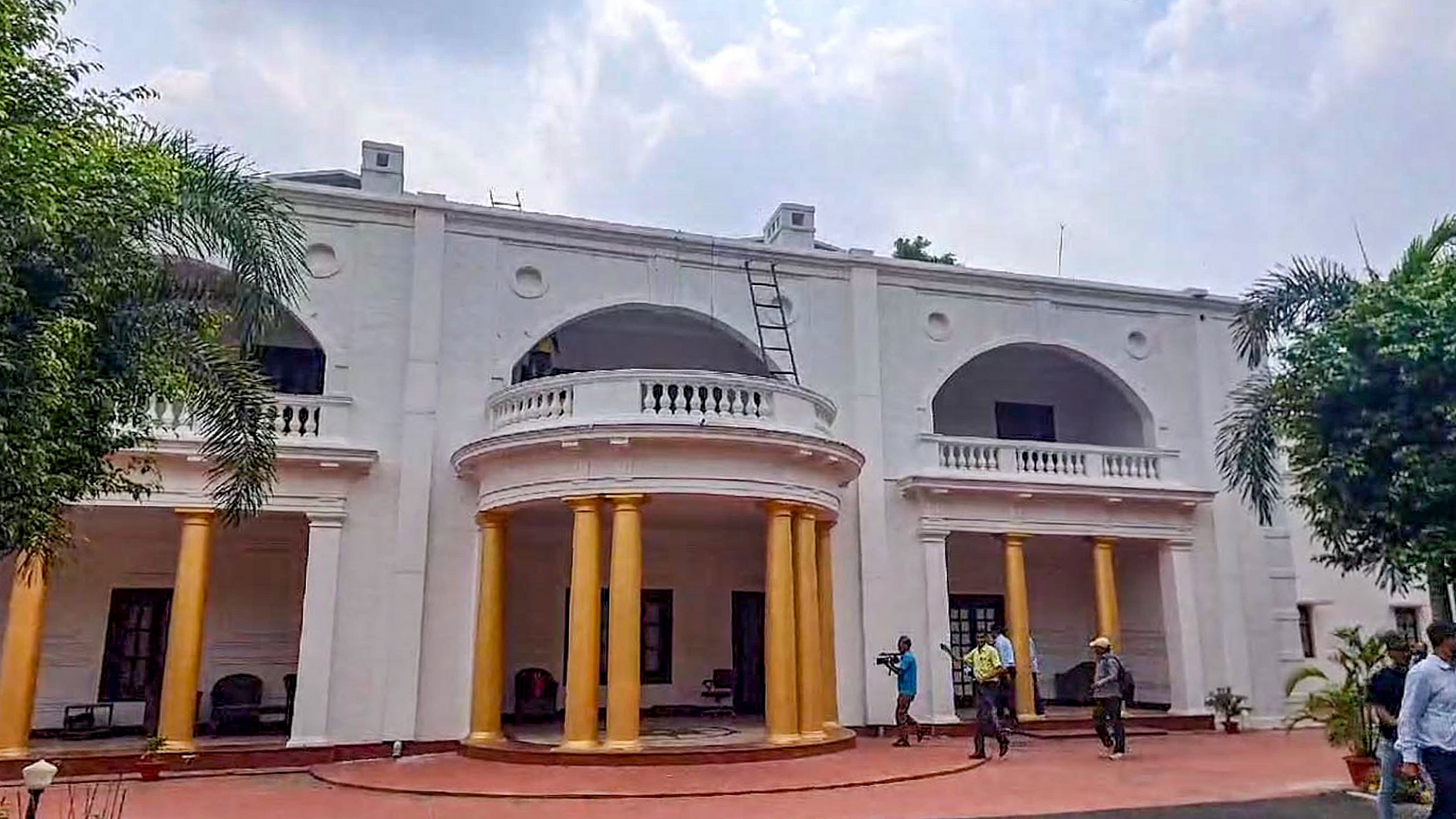 <div class="paragraphs"><p>The bungalow of former Bihar Deputy CM and Rashtriya Janata Dal (RJD) leader Tejashwi Yadav after he vacated it, at Deshratan Marg in Patna, Monday.</p></div>