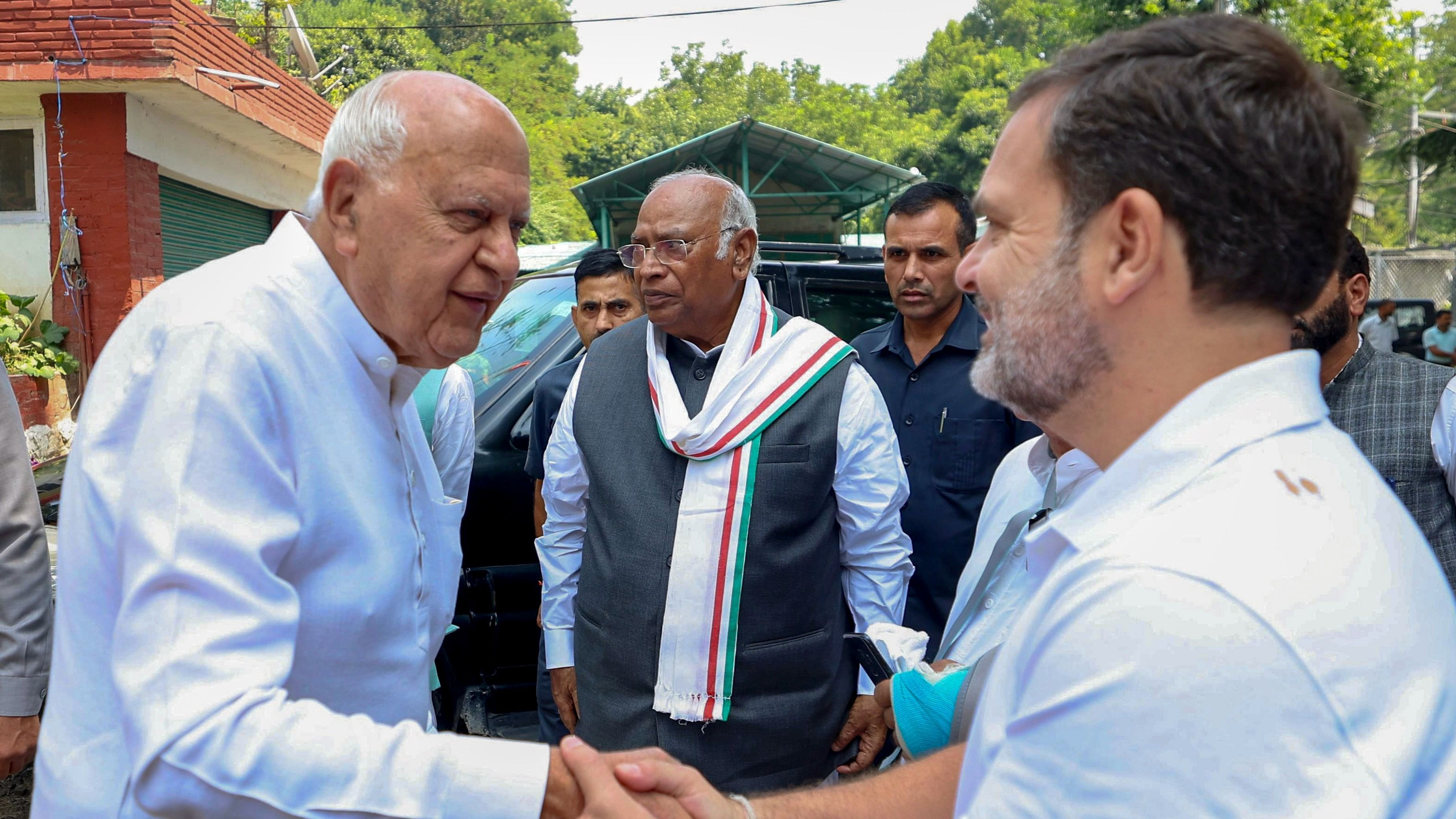 <div class="paragraphs"><p>Congress leader Rahul Gandhi meets J&amp;K National Conference President Farooq Abdullah, in Srinagar.</p></div>