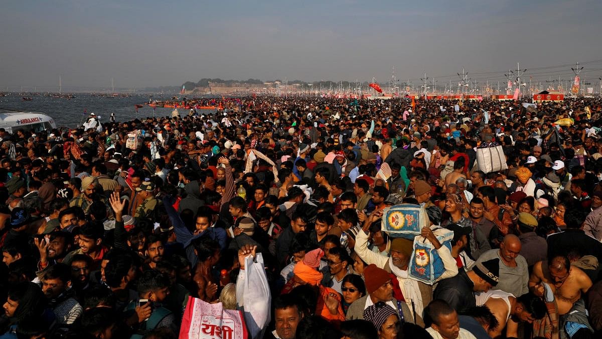 <div class="paragraphs"><p>Devotees arrive to take dip during first Shahi Snan at "Kumbh Mela" in Prayagraj.</p></div>