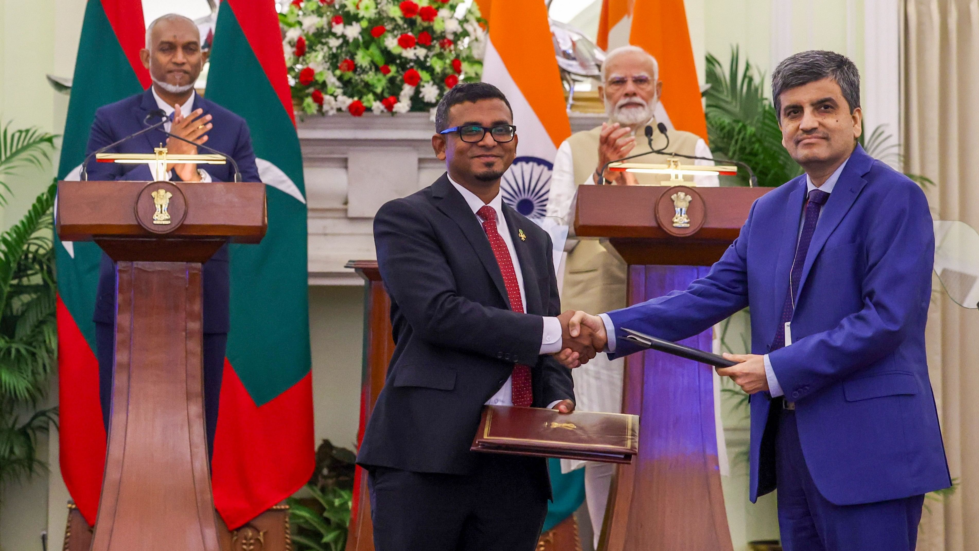 <div class="paragraphs"><p>Department of Economic Affairs Secretary Ajay Seth and Governor of the Maldives Monetary Authority Ahmed Munawar exchange documents</p></div>