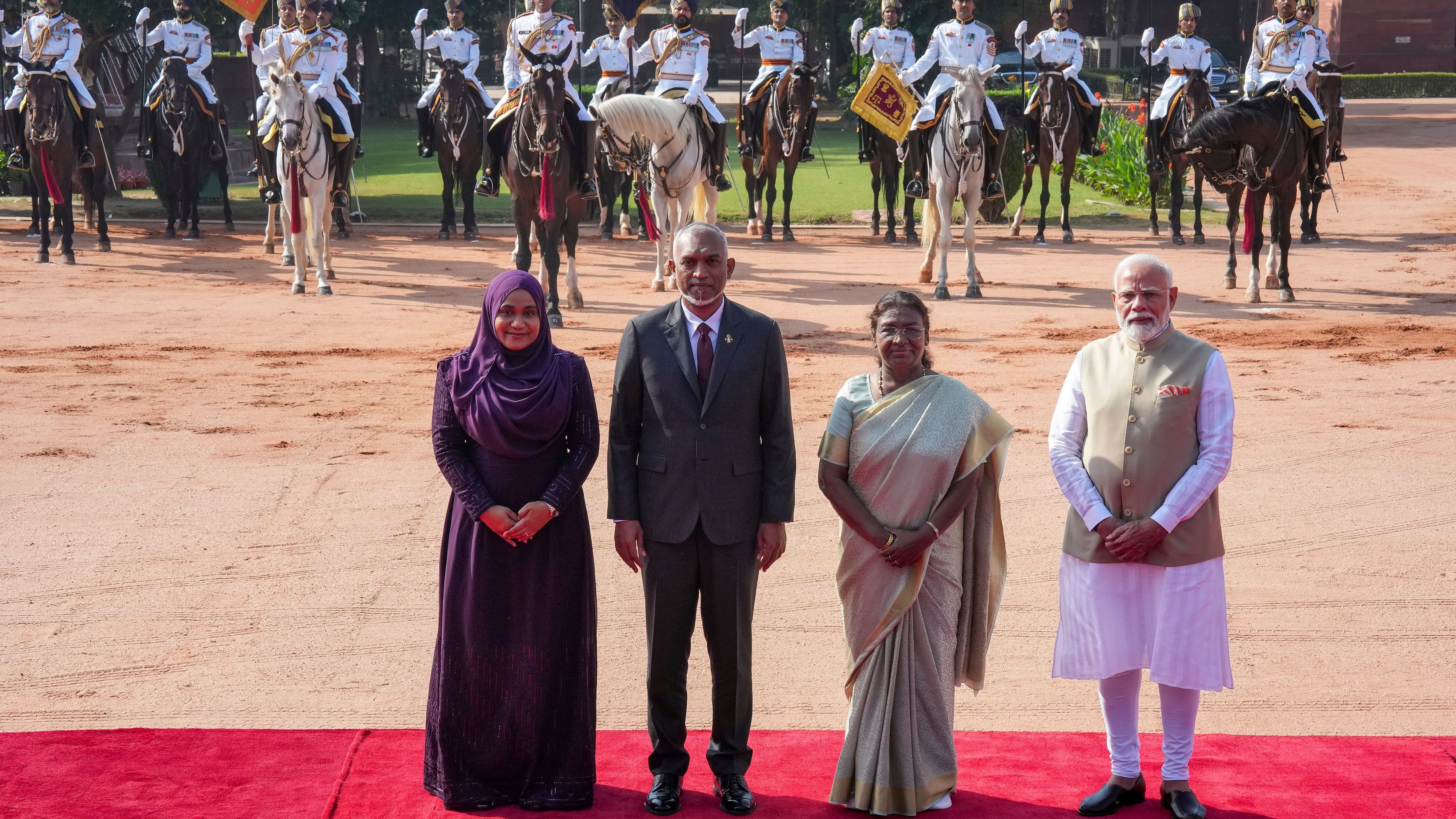 <div class="paragraphs"><p> President Droupadi Murmu and Prime Minister Narendra Modi welcome Maldives President Mohamed Muizzu and his wife Sajidha Mohamed at the Rashtrapati Bhavan, in New Delhi.</p></div>