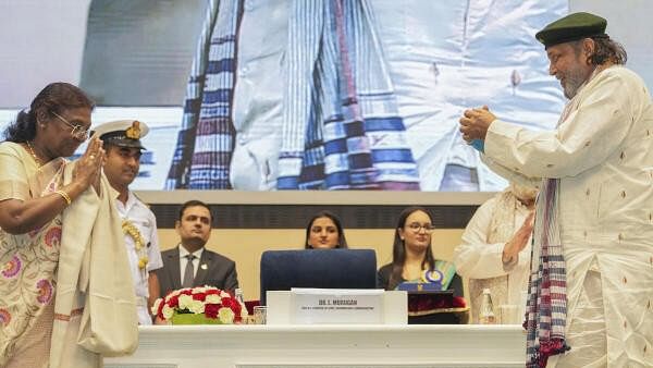 <div class="paragraphs"><p>President Droupadi Murmu presents the Dadasaheb Phalke Award to veteran actor Mithun Chakraborty during the 70th National Film Awards, at Vigyan Bhawan, in New Delhi, Tuesday, Oct. 8, 2024. </p></div>