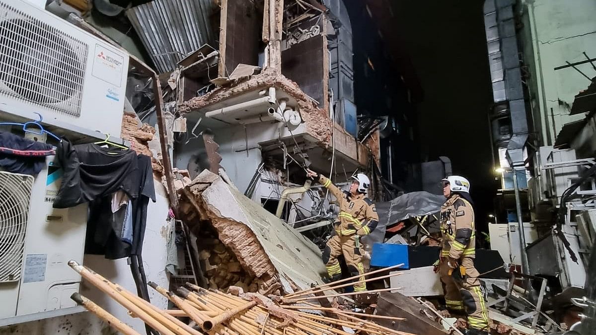 <div class="paragraphs"><p>Six people injured as two shophouses collapse in Singapore’s Little India.&nbsp;</p></div>