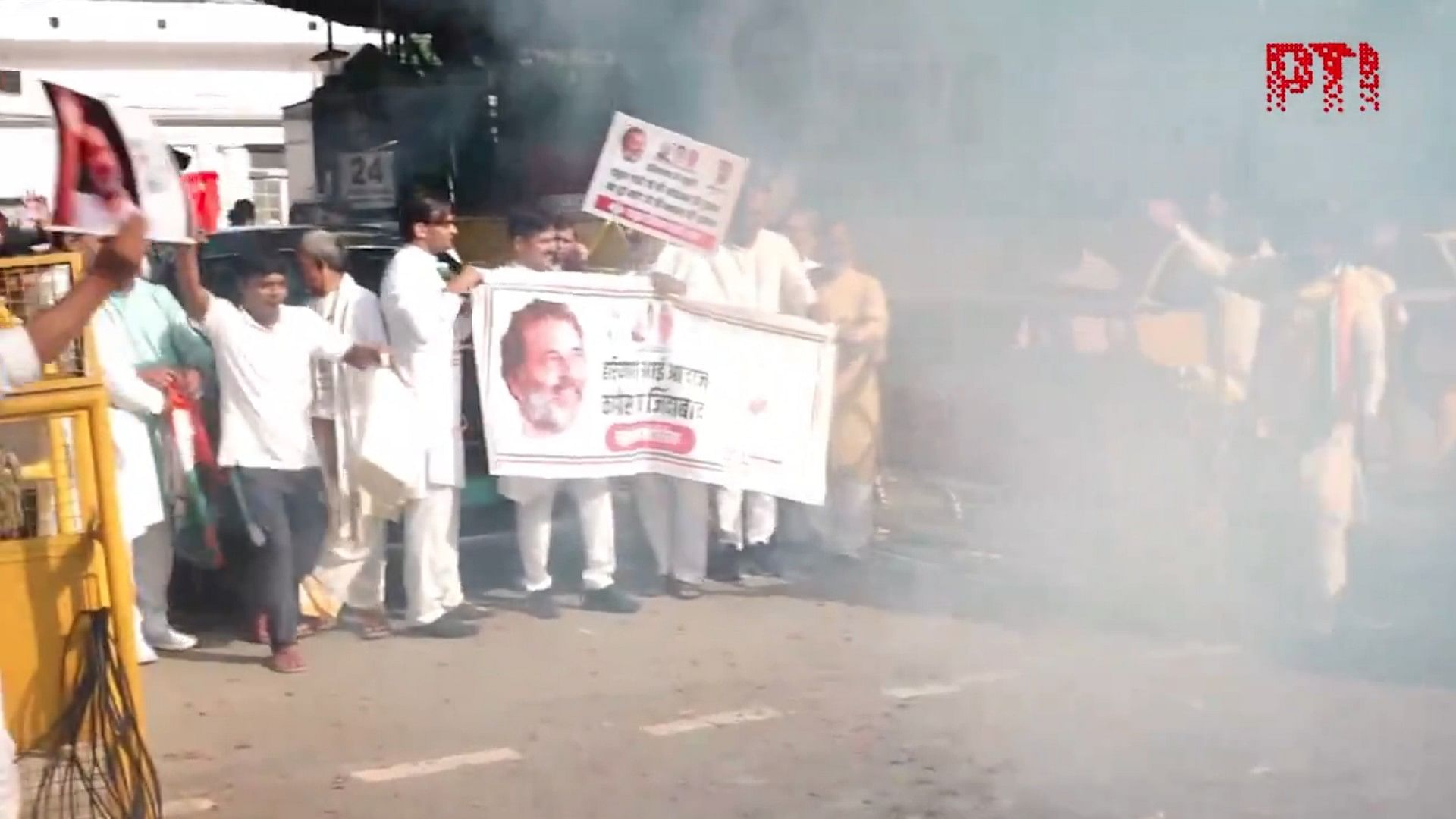 <div class="paragraphs"><p>Congress workers burst firecrackers outside Delhi HQ</p></div>