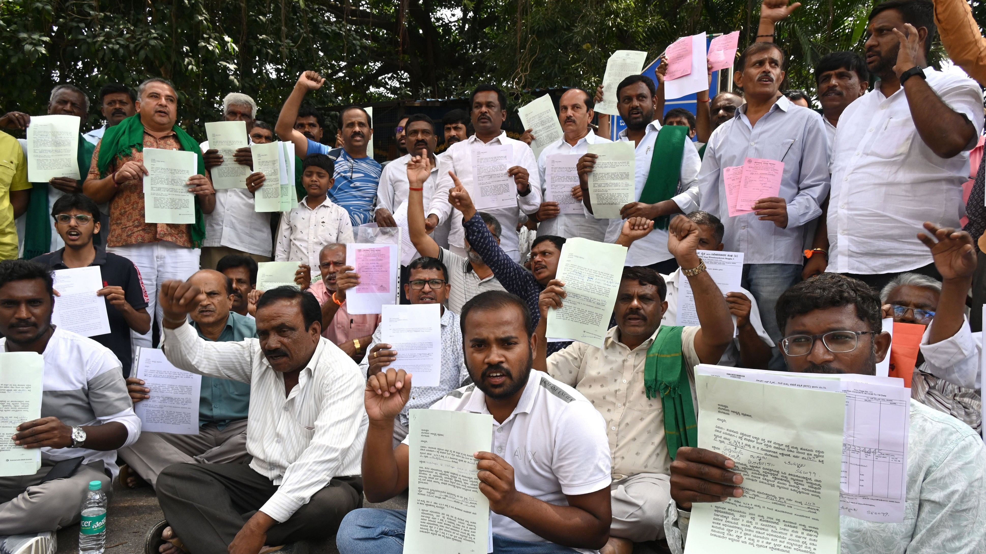 <div class="paragraphs"><p>Farmers stage a protest in front of the Bangalore Development Authority (BDA) office in Bengaluru on Monday. </p></div>