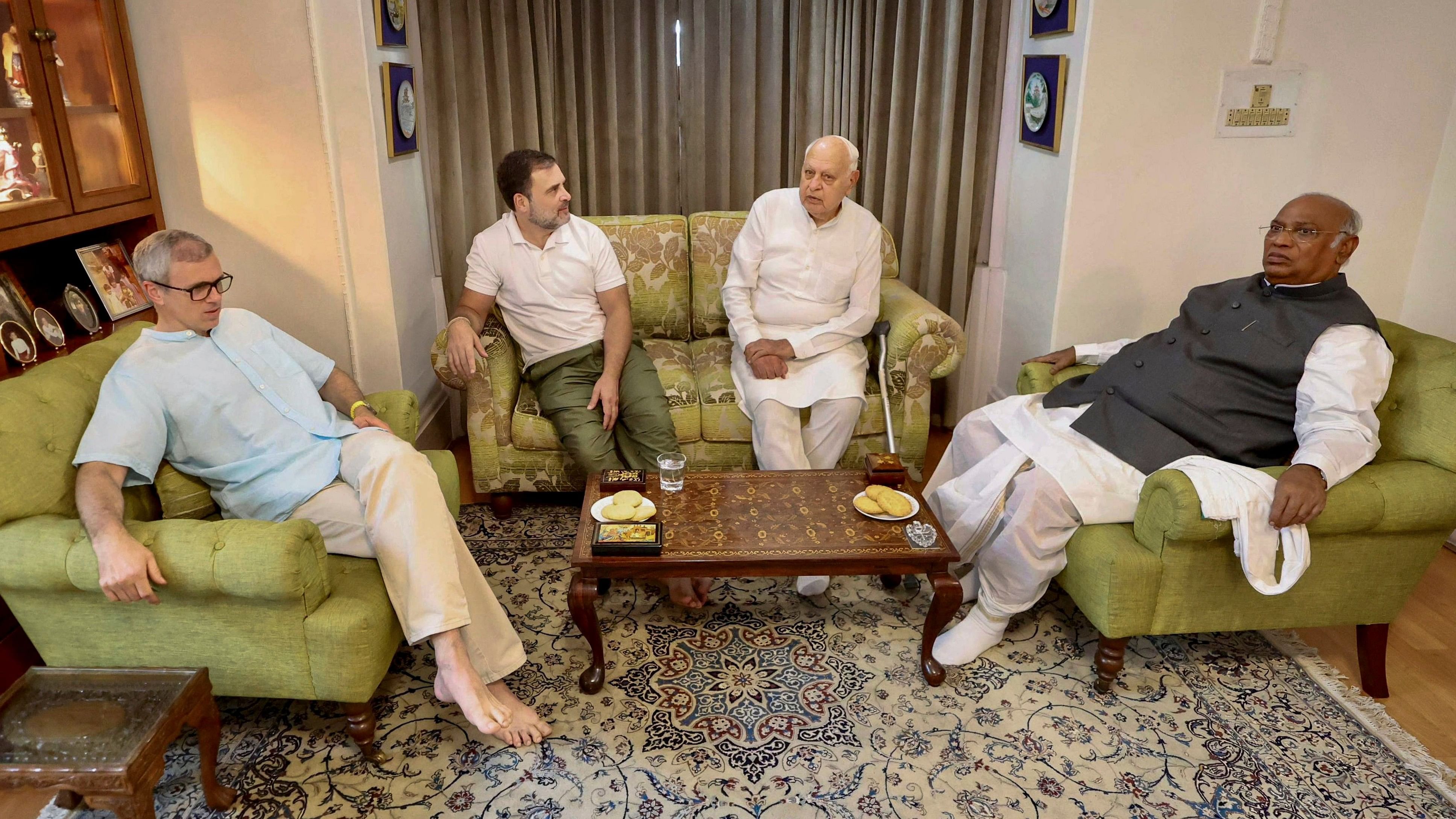 <div class="paragraphs"><p>Congress President Mallikarjun Kharge with party leader Rahul Gandhi meets J&amp;K National Conference President Farooq Abdullah and Vice President Omar Abdullah, in Srinagar.</p></div>