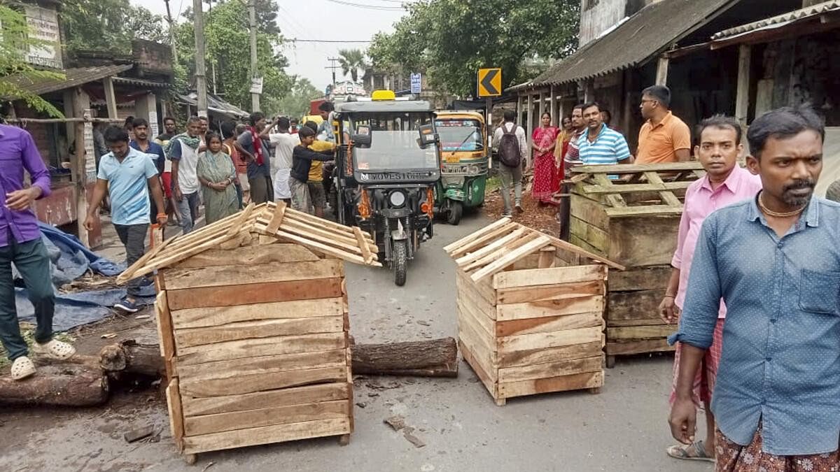 <div class="paragraphs"><p>Irate villagers block a road as they stage a protest after an incident of alleged rape and murder of a young village girl in Kultali area of South 24 Parganas district, Saturday, Oct 5, 2024.</p></div>