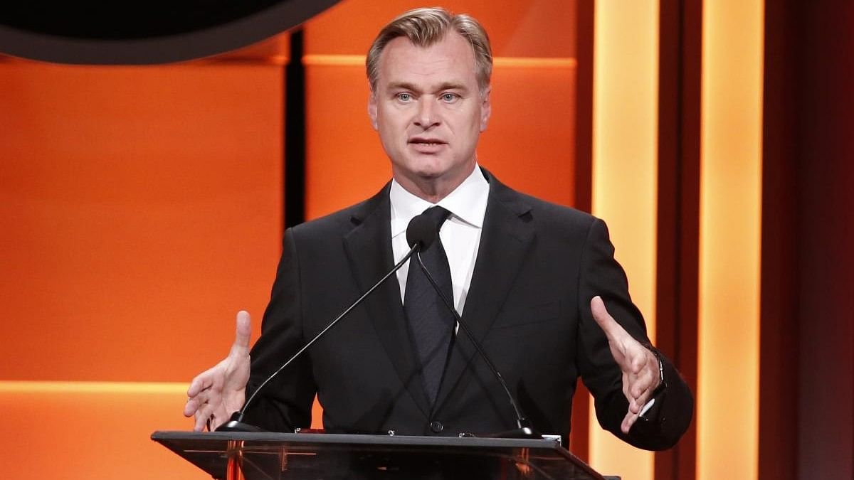 <div class="paragraphs"><p>Christopher Nolan</p></div>