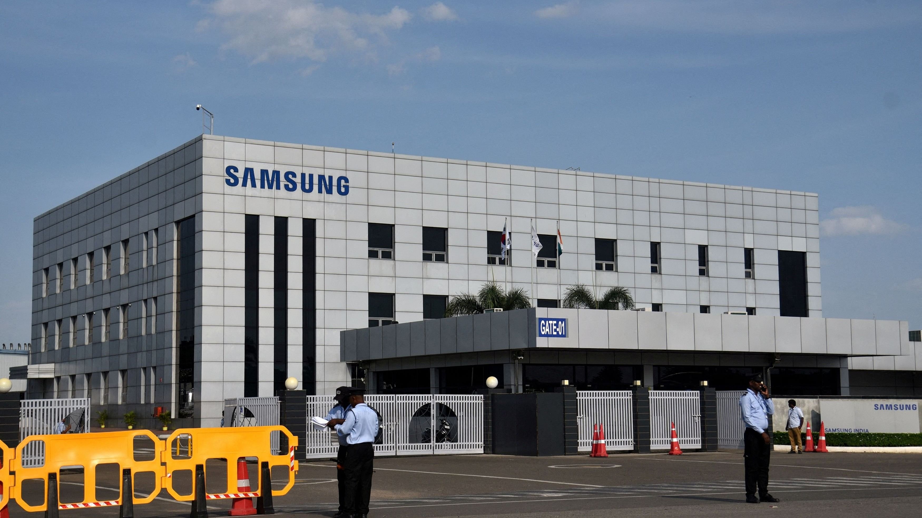 <div class="paragraphs"><p>Security guards stand outside a Samsung facility during a strike by the factory workers demanding higher wages in Sriperumbudur.&nbsp;</p></div>