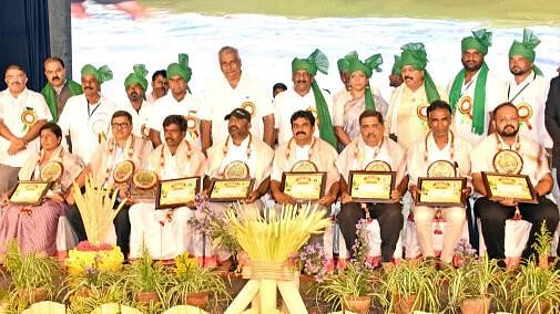 <div class="paragraphs"><p>Ministers N Chaluvarayaswamy and K Venkatesh honour progressive farmers, with awards, at Farmers' Dasara, in Mysuru. </p></div>