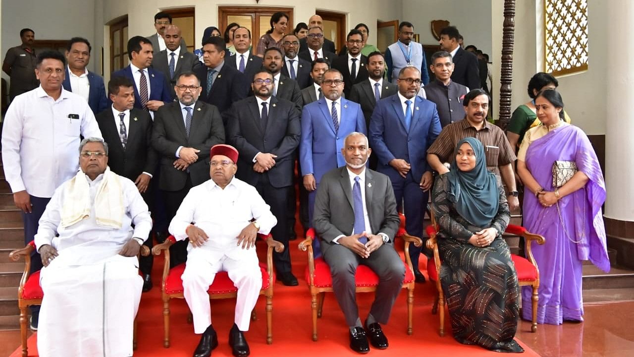 <div class="paragraphs"><p>CM Siddaramaiah and Karnataka governor with a delegation led by Maldivian President Mohamed Muizzu, who was accompanied by his wife Sajidha Mohamed, at Raj Bhavan.</p></div>