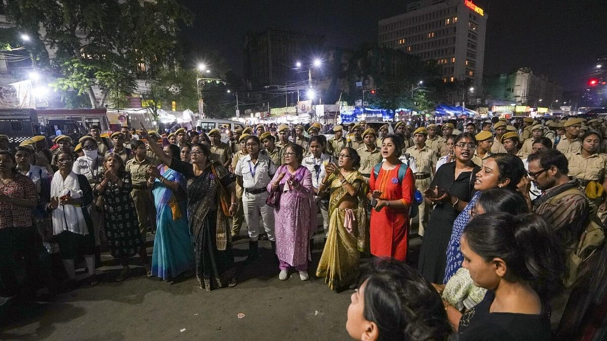 <div class="paragraphs"><p>People raise slogans in solidarity with junior doctors protesting against the alleged rape and murder of a woman medic at the RG Kar Medical Collage and Hospital, in Kolkata.</p></div>