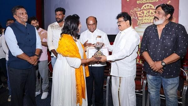 <div class="paragraphs"><p>Actor Mandya Ramesh presents the prize to winners of short film contest held as part of Dasara Film Fest in Mysuru.&nbsp;</p></div><div class="paragraphs"><p><br></p></div>