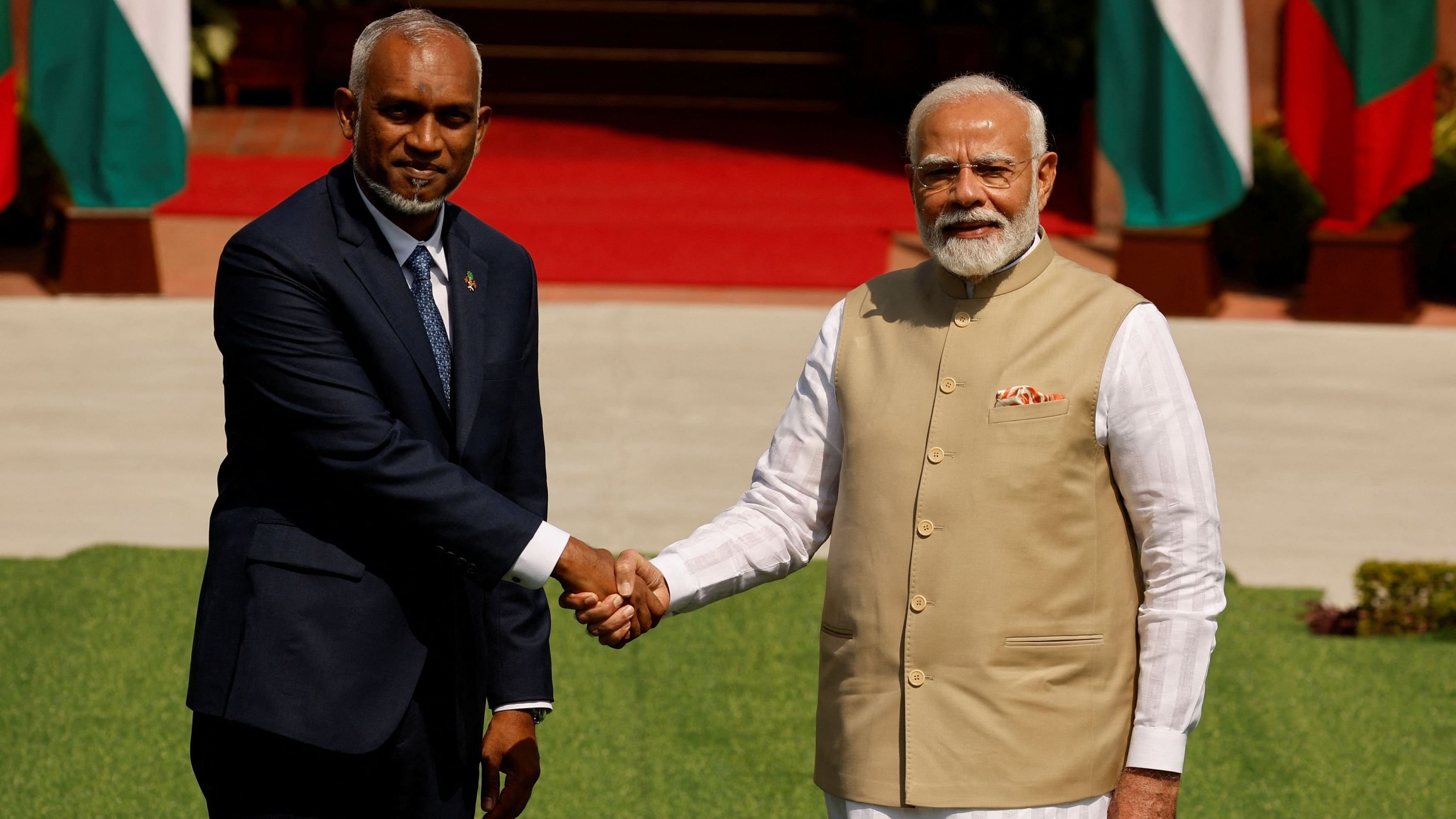 <div class="paragraphs"><p>Maldives' President Mohamed Muizzu shakes hands with Indian Prime Minister Narendra Modi at Hyderabad House, New Delhi, India, October 7, 2024.</p></div>