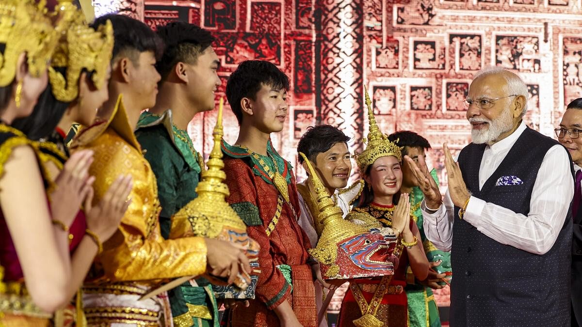 <div class="paragraphs"><p> Prime Minister Narendra Modi meets performers of Ramayana at a ceremony, in Vientiane, Laos.</p></div>