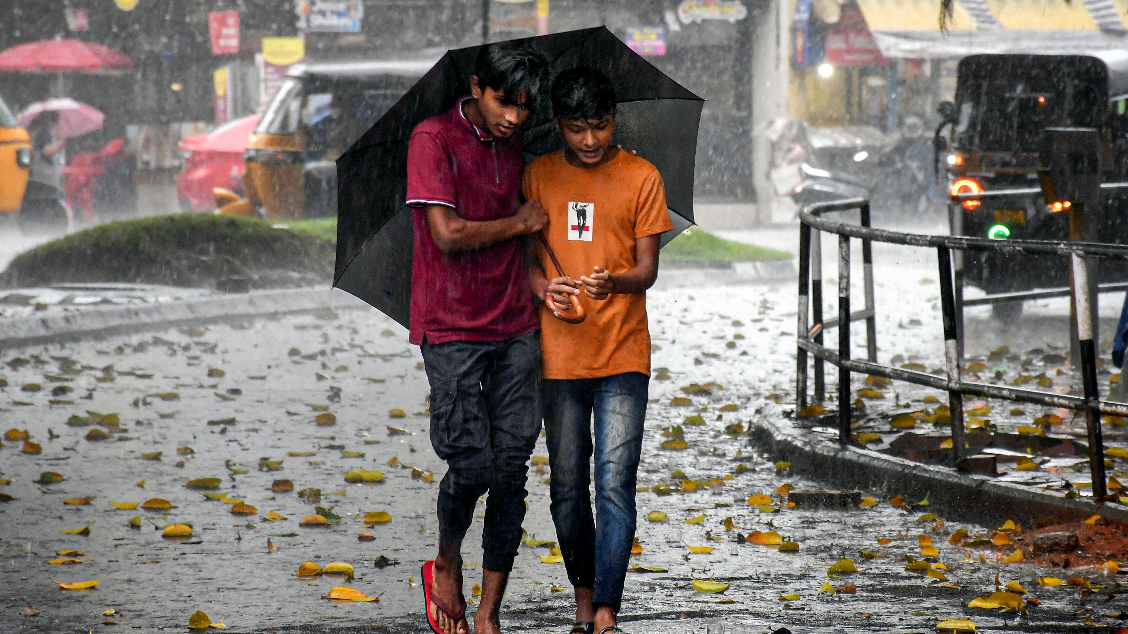 <div class="paragraphs"><p>Pedestrians amid heavy rain in Thiruvananthapuram.</p></div>