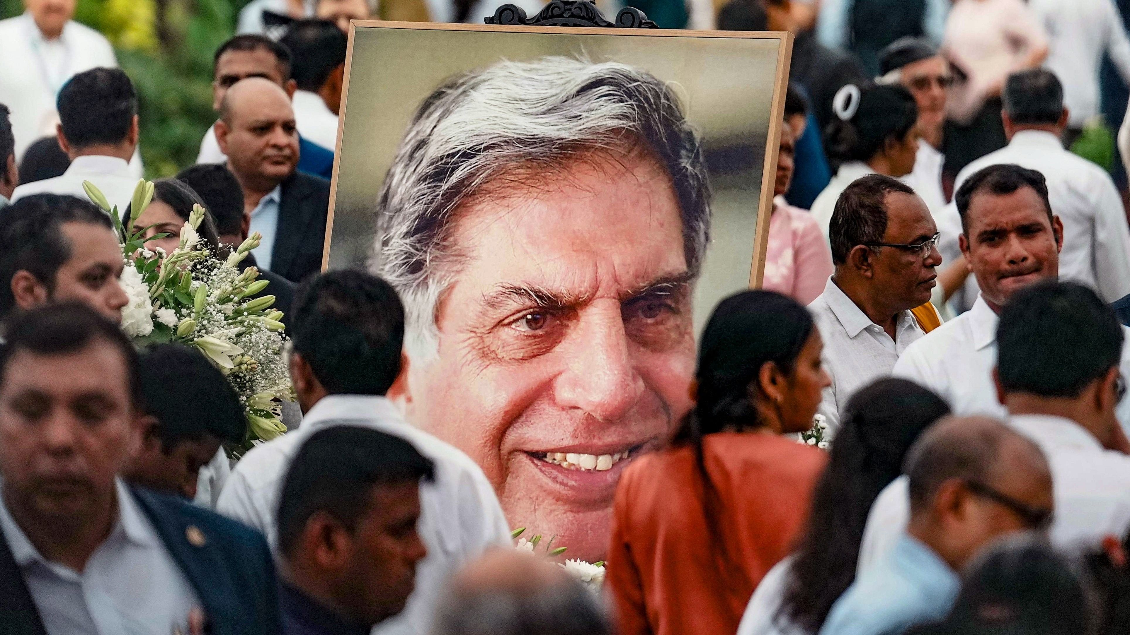 <div class="paragraphs"><p>People pay homage to business leader Ratan Tata at NCPA lawns</p></div>