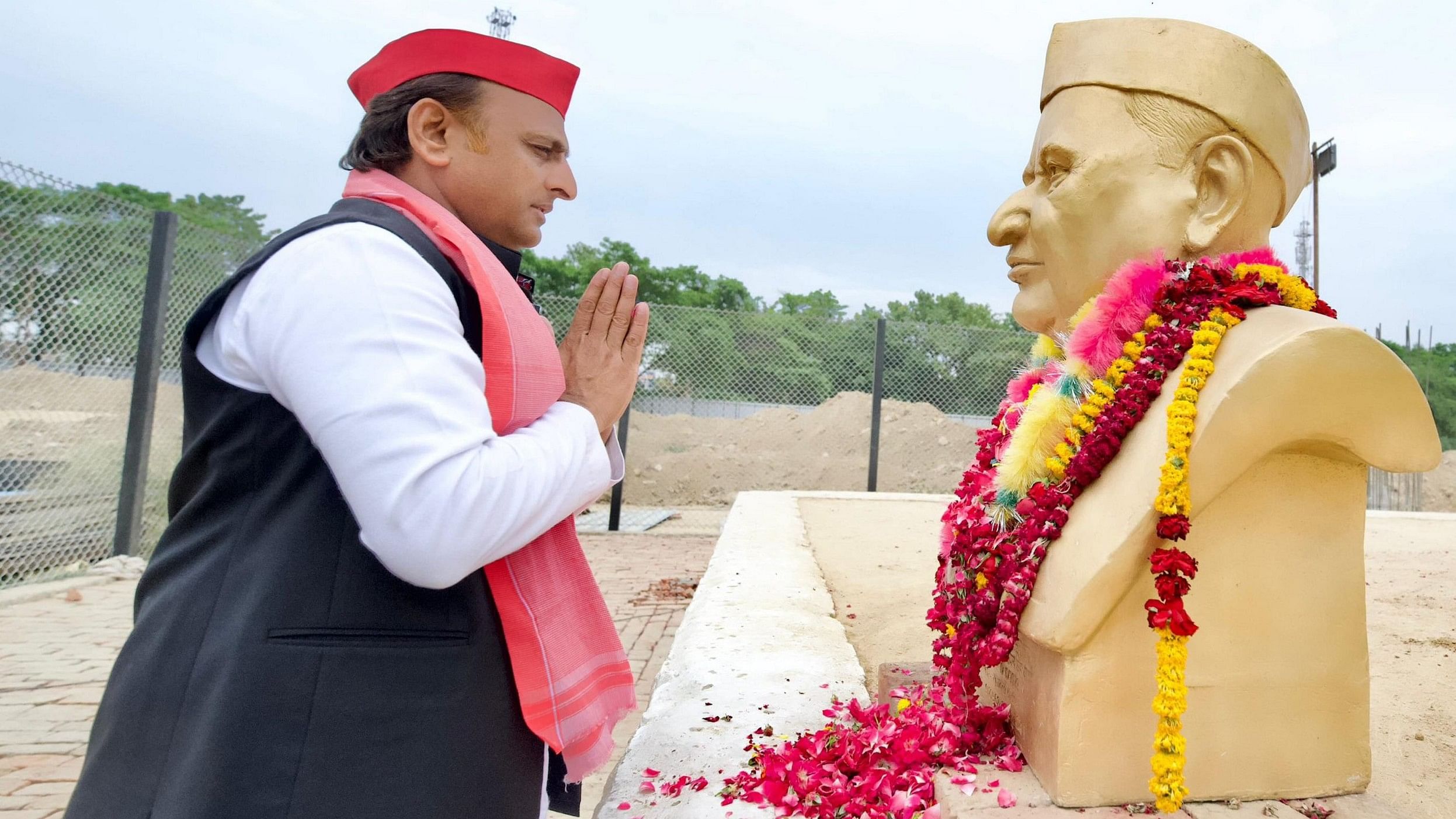 <div class="paragraphs"><p>Samajwadi Party Chief Akhilesh Yadav pays tribute to party founder Mulayam Singh Yadav.</p></div>