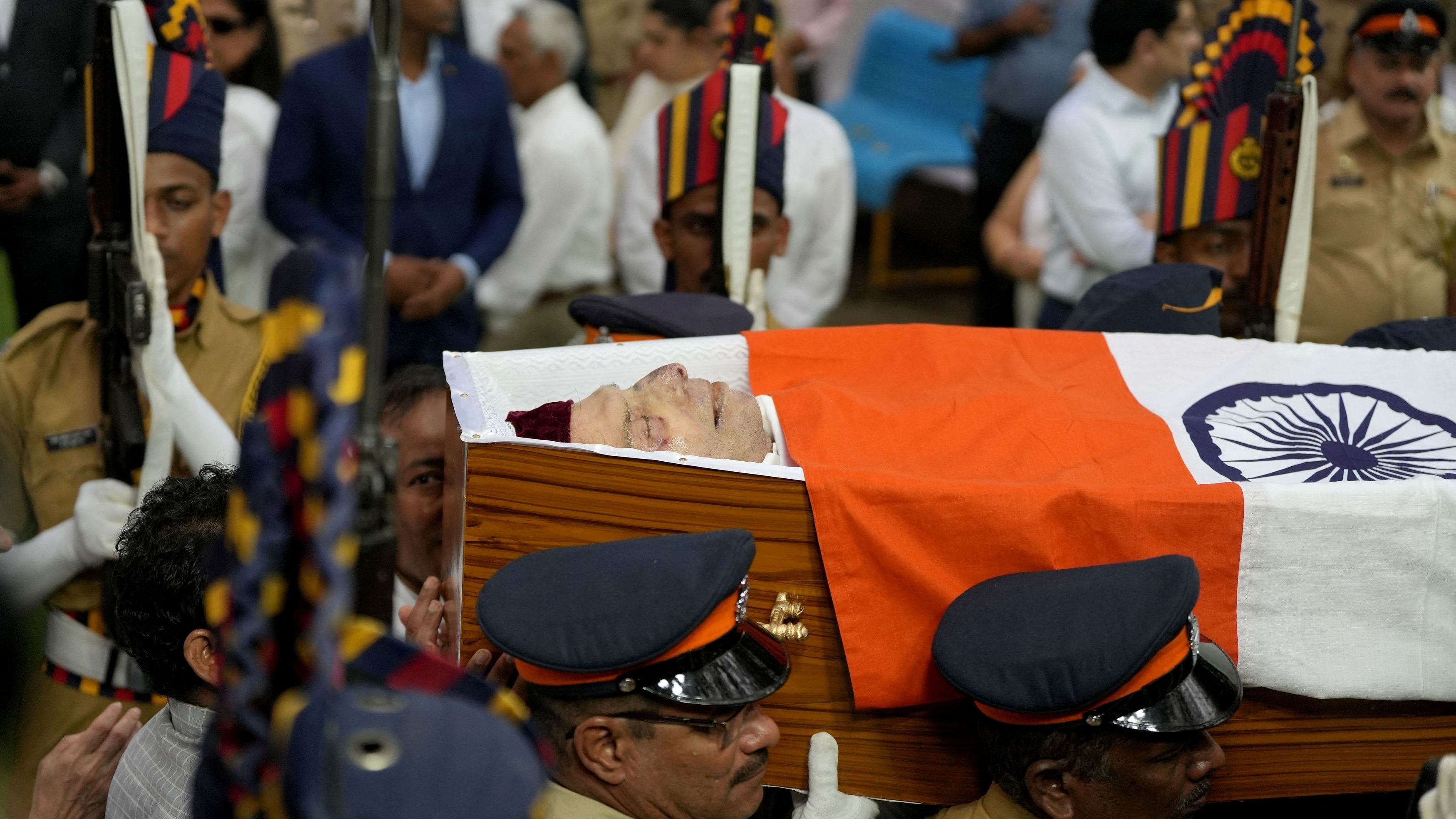 <div class="paragraphs"><p>Police officers carry a coffin of the former chairman of Tata Group Ratan Tata on the day of his funeral in Mumbai</p></div>